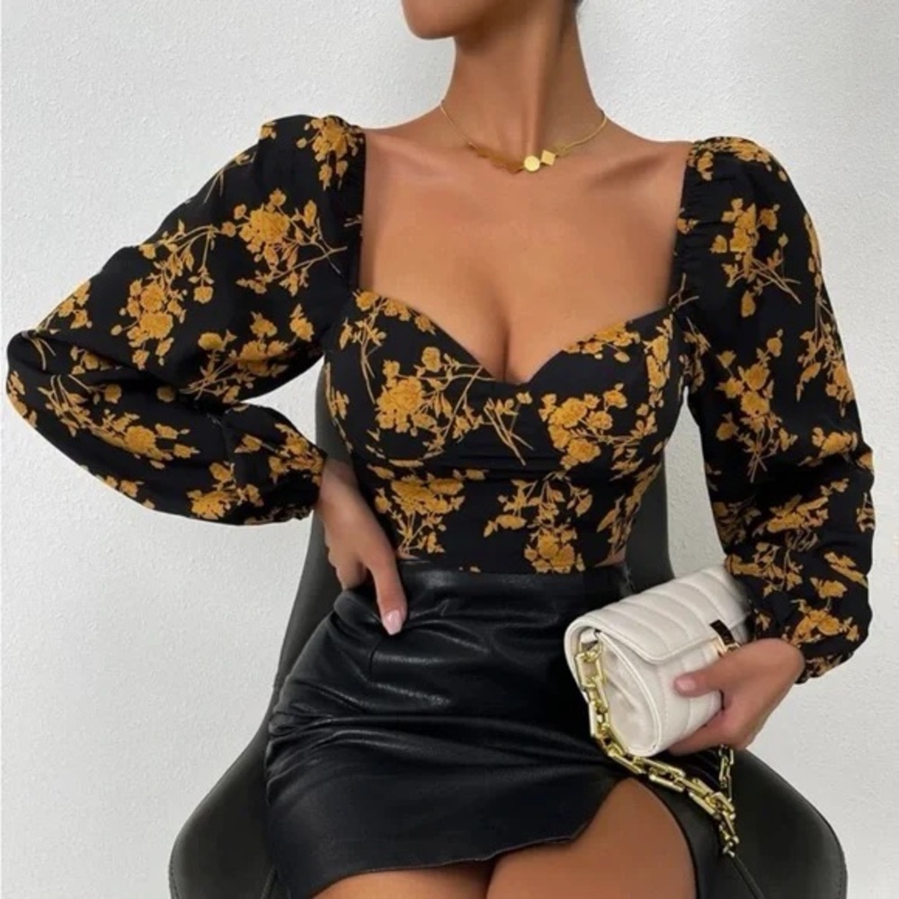 SHEIN Elegant Black and Gold Floral Cropped Top with Sweetheart Neckline - size